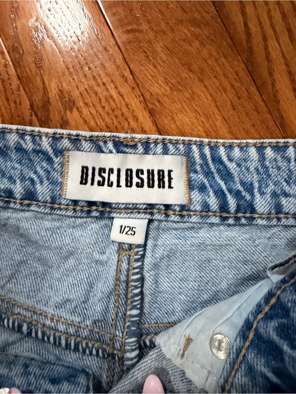 Disclosure Distressed Denim Cutoff Shorts Size 1/25 Light Wash - Picture 4 of 6